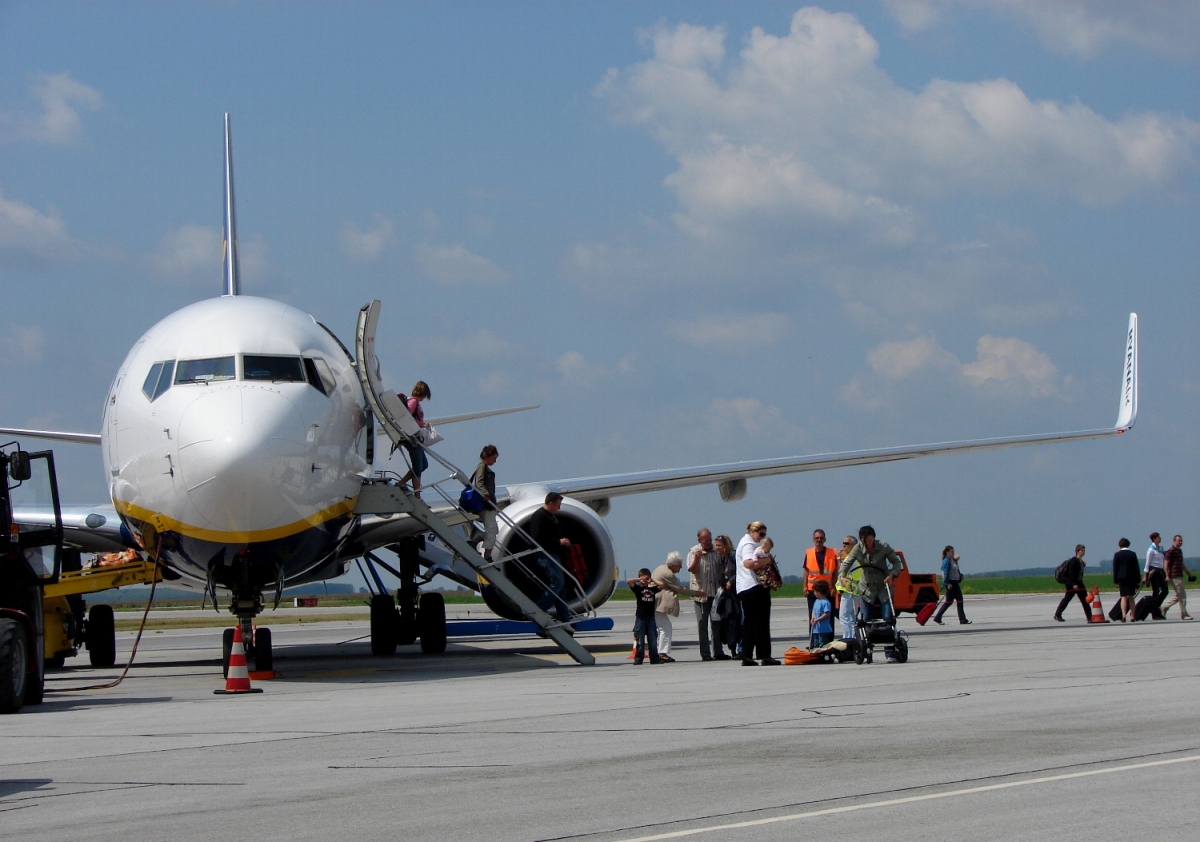 B737-8AS Ryanair EI-DYK Osijek_Klisa (OSI/LDOS) August_12_2009