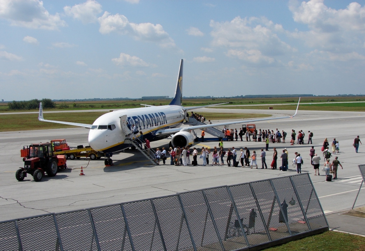 B737-8AS Ryanair EI-DYK Osijek_Klisa (OSI/LDOS) August_12_2009