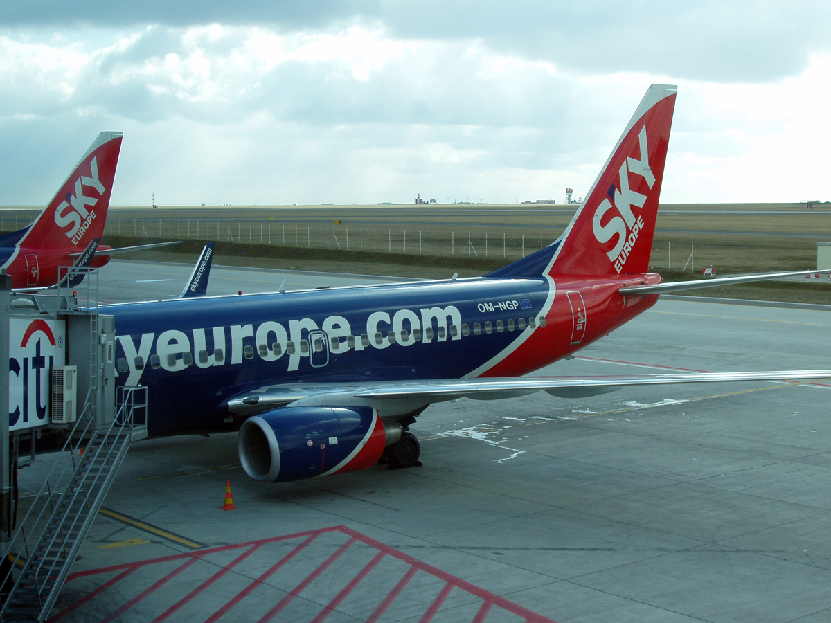 B737-7GL SkyEurope Airlines OM-NGP Prague_Ruzyne February_14_2008