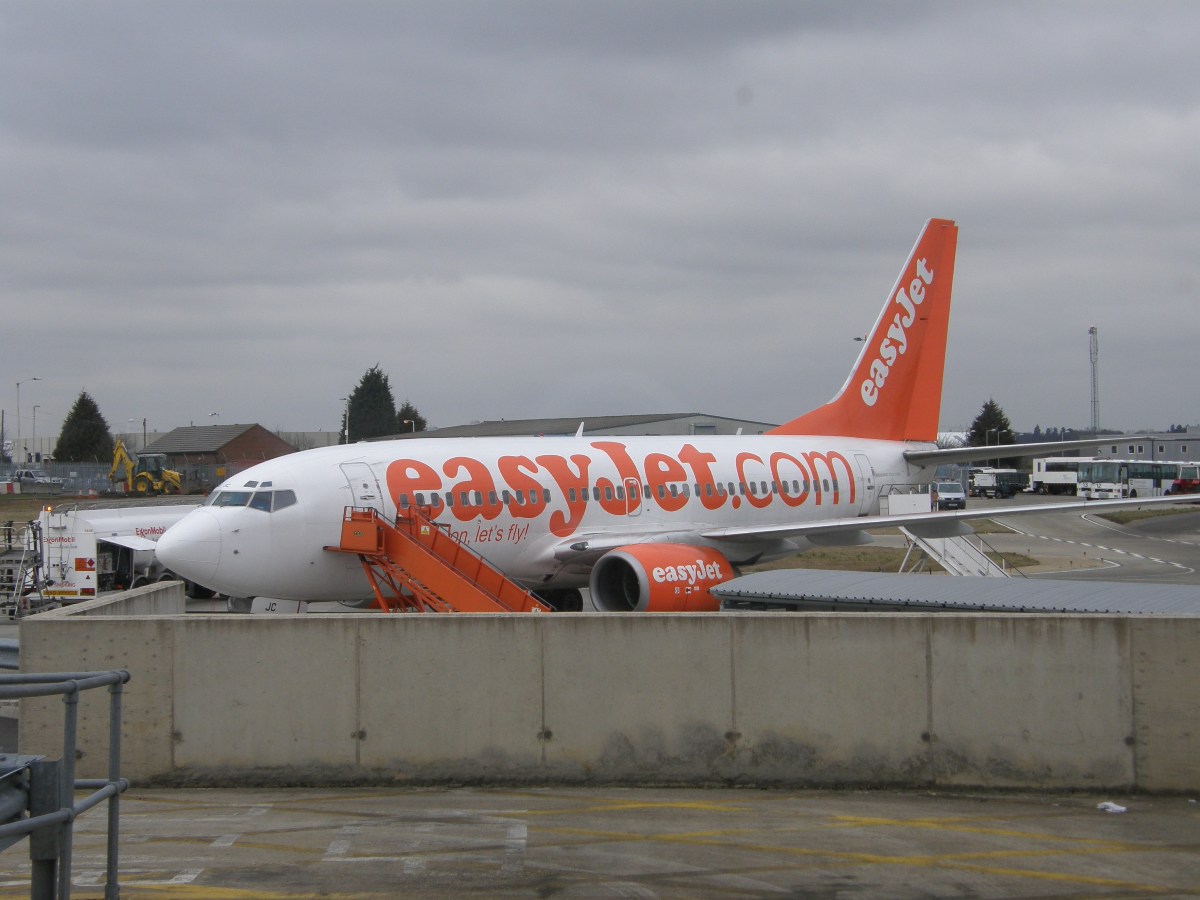 B737-73V EasyJet Airline G-EZJC London_Luton February_23_2009