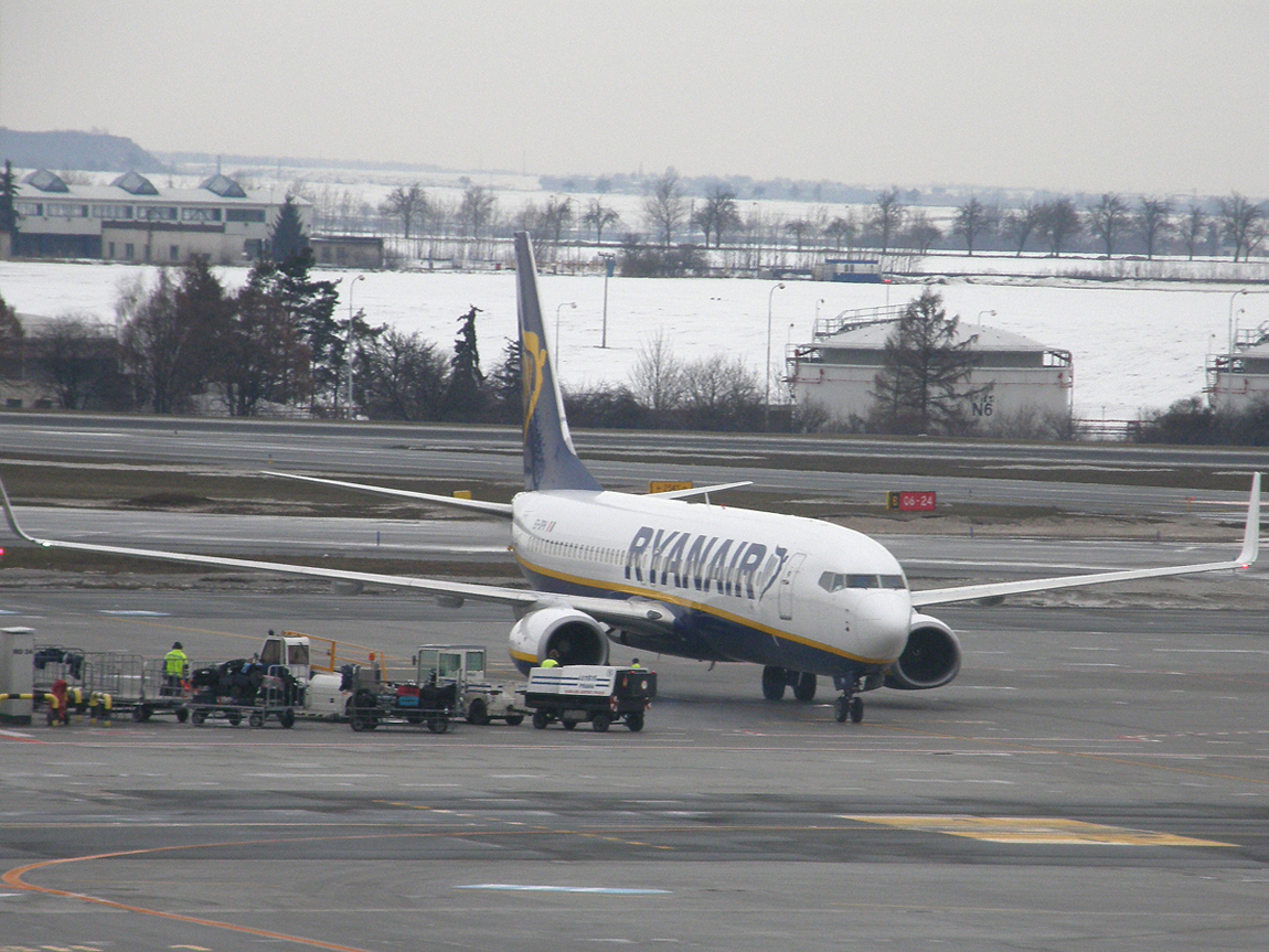 B737-8AS Ryanair EI-DPH Prague_Ruzyne February_26_2010