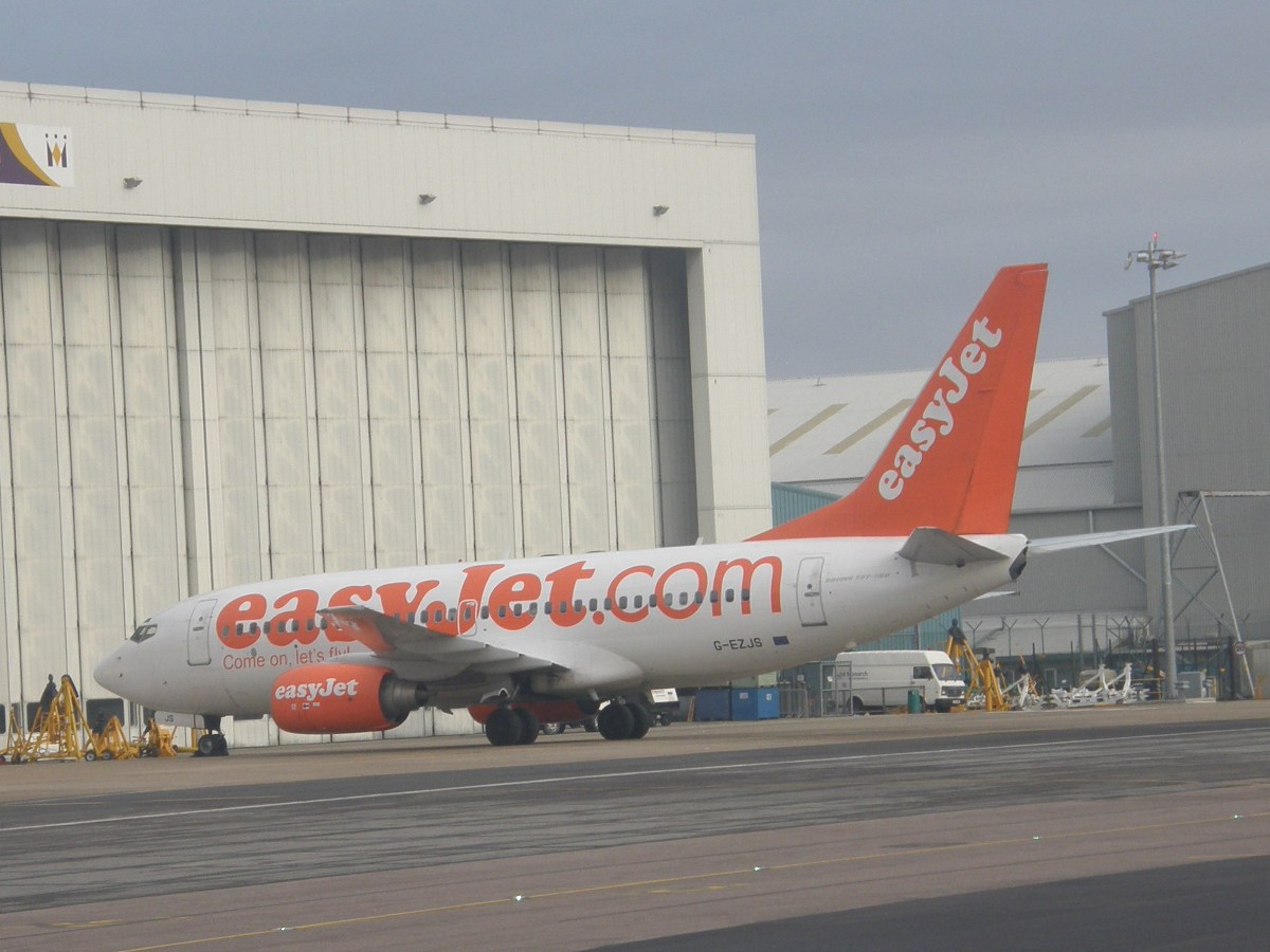 B737-73V EasyJet Airline G-EZJS London_Luton February_27_2009