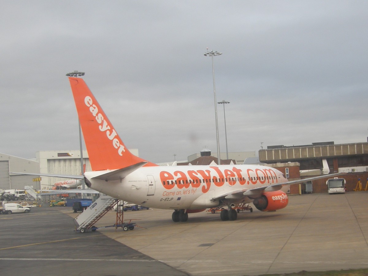 B737-73V EasyJet Airline G-EZJP London_Luton February_27_2009