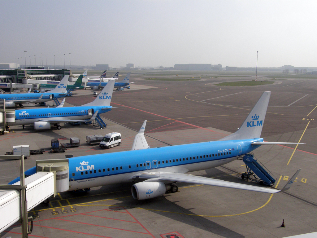 B737-8K2 KLM - Royal Dutch Airlines PH-BGB Amsterdam_Schiphol March_16_2011