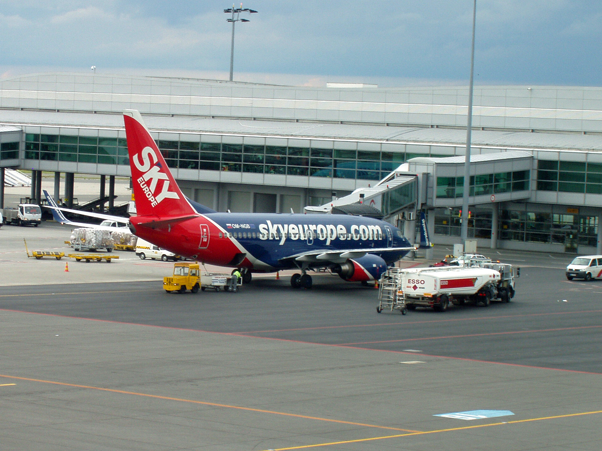 B737-76N SkyEurope Airlines OM-NGB Prague_Ruzyne June_30_2007