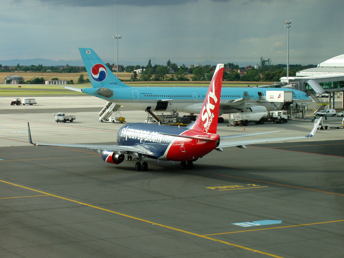 B737-76N SkyEurope Airlines OM-NGB Prague_Ruzyne June_30_2007