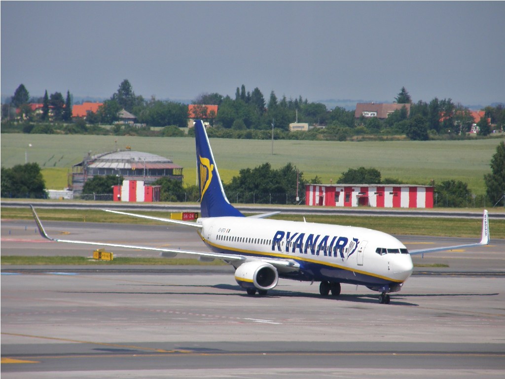 B737-8AS Ryanair EI-EFD Prague_Ruzyne July_03_2010