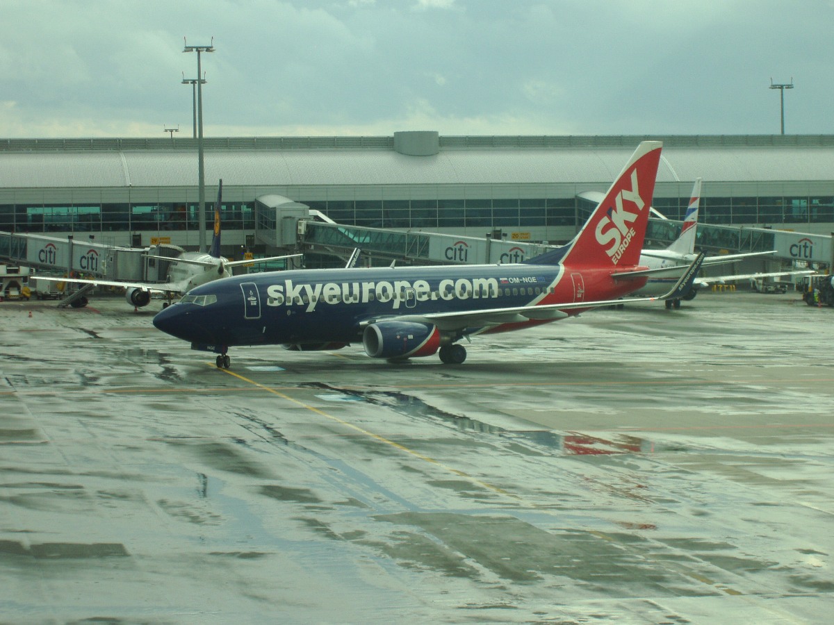 B737-76N SkyEurope Airlines OM-NGE Prague_Ruzyne July_26_2007