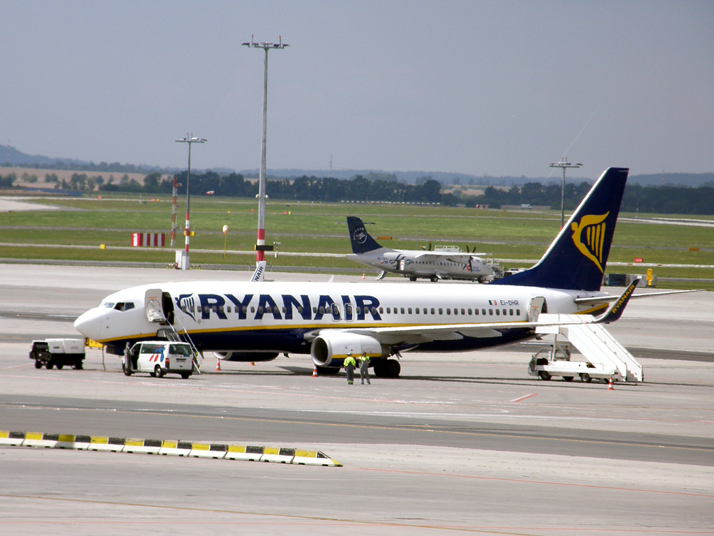 B737-8AS Ryanair EI-DHR Prague_Ruzyne July_28_2010