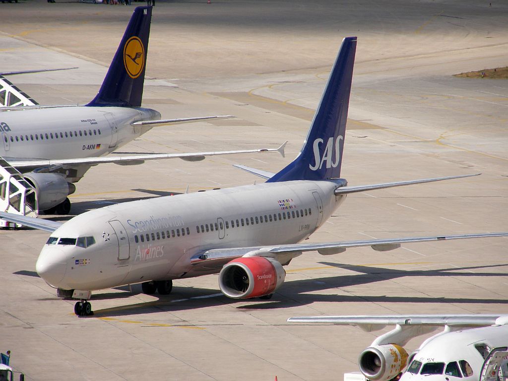 B737-783 Scandinavian Airlines - SAS LN-RRN Split_Resnik August_7_2010