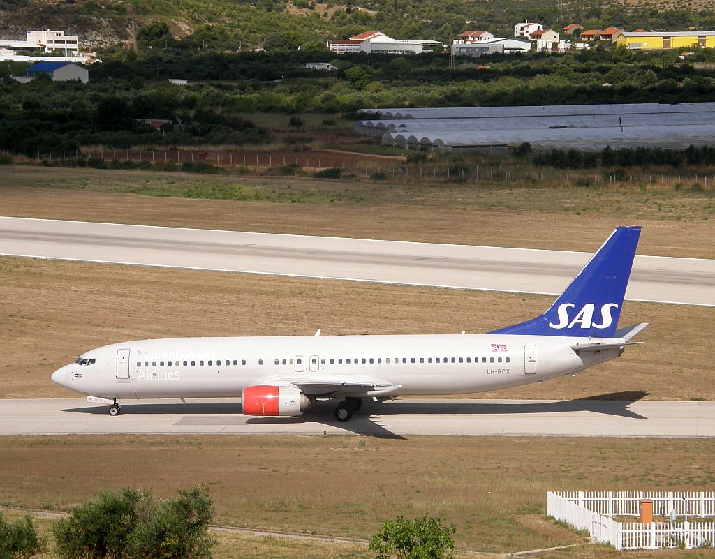 B737-883 Scandinavian Airlines - SAS LN-RCX Split_Resnik August_7_2010