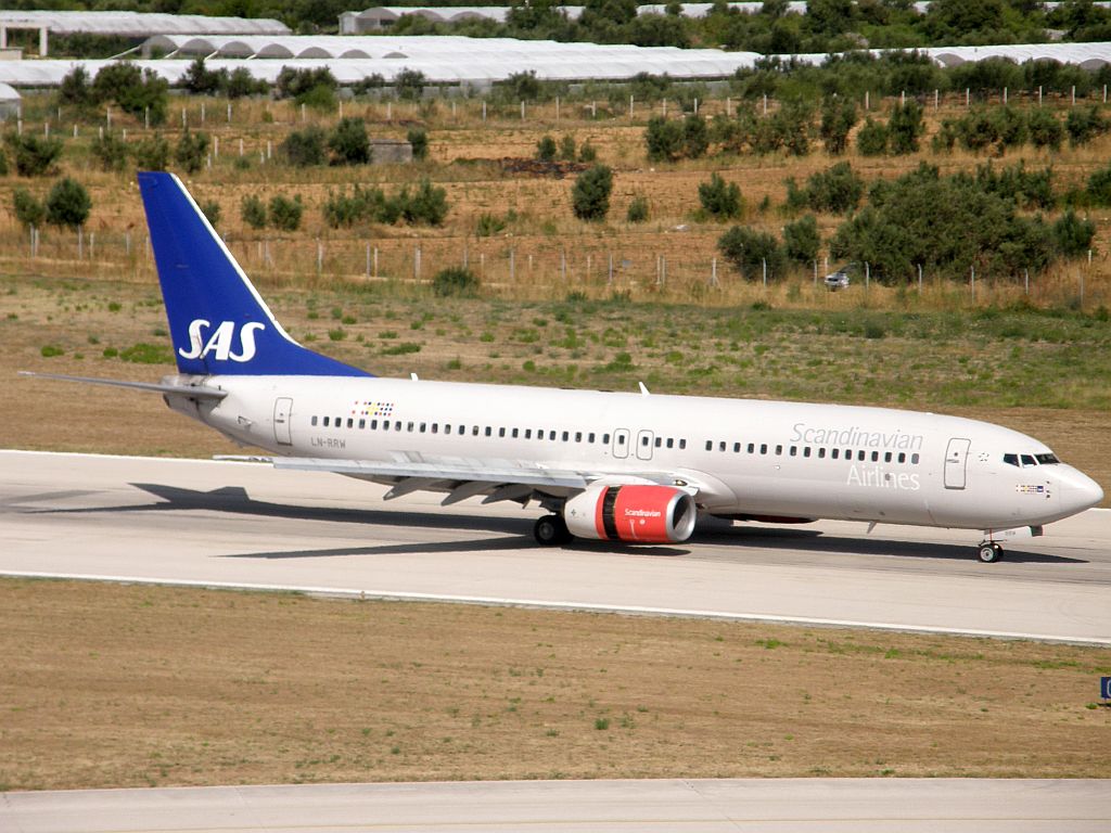 B737-883 Scandinavian Airlines - SAS LN-RRW Split_Resnik August_7_2010