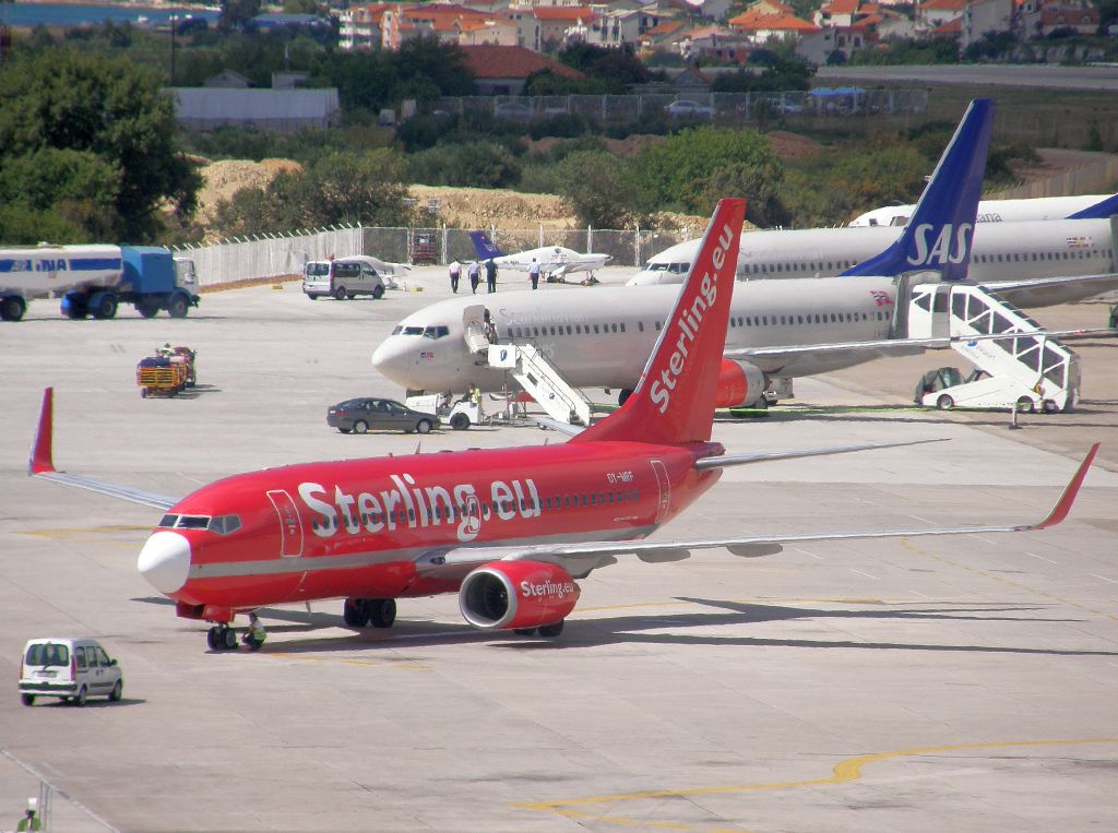 B737-7L9 Cimber Sterling OY-MRF Split_Resnik August_7_2010