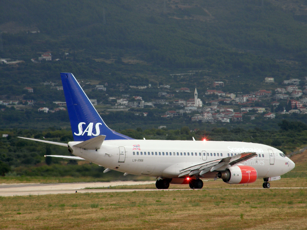 B737-783 Scandinavian Airlines - SAS LN-RNN Split_Resnik August_7_2010