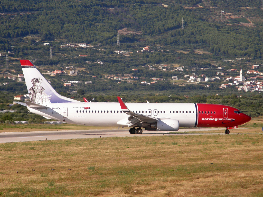 B737-86N Norwegian Air Shuttle LN-NOJ Split_Resnik August_7_2010