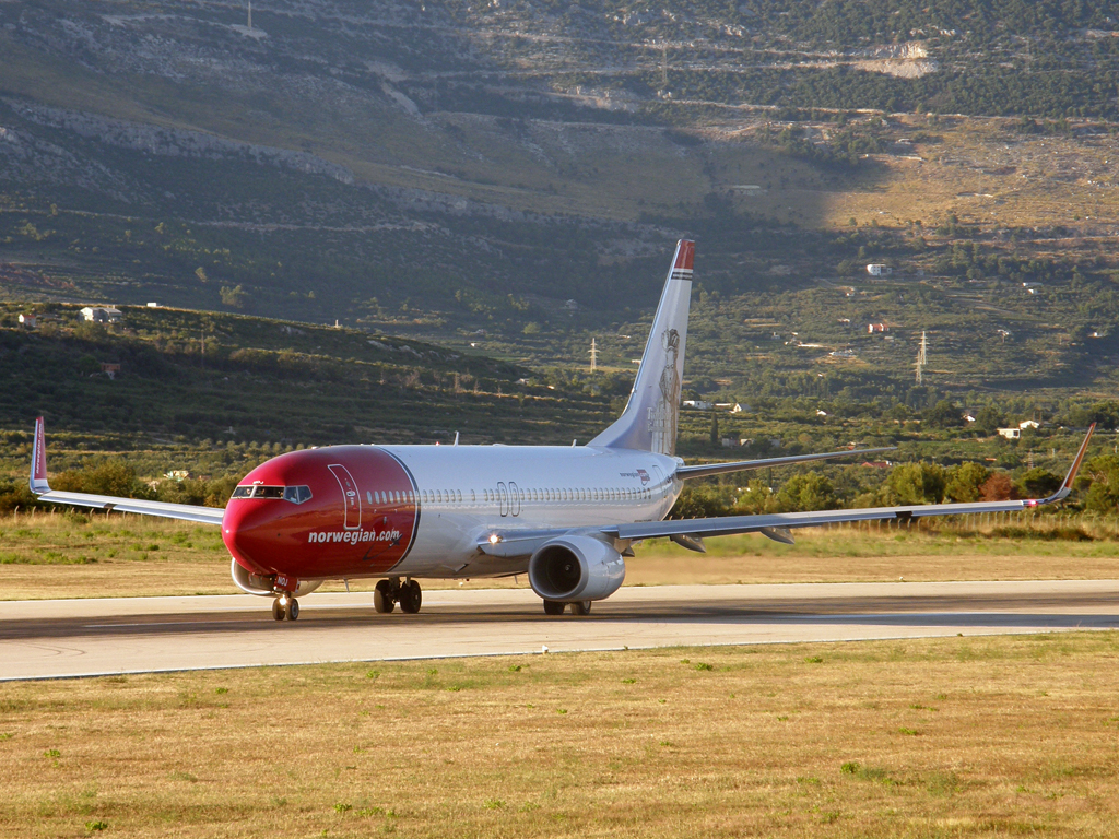 B737-86N Norwegian Air Shuttle LN-NOJ Split_Resnik August_7_2010