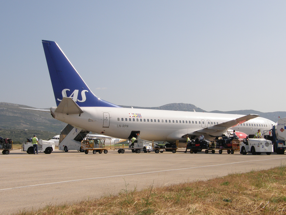 B737-883 Scandinavian Airlines - SAS LN-RPN Split_Resnik August_08_2009