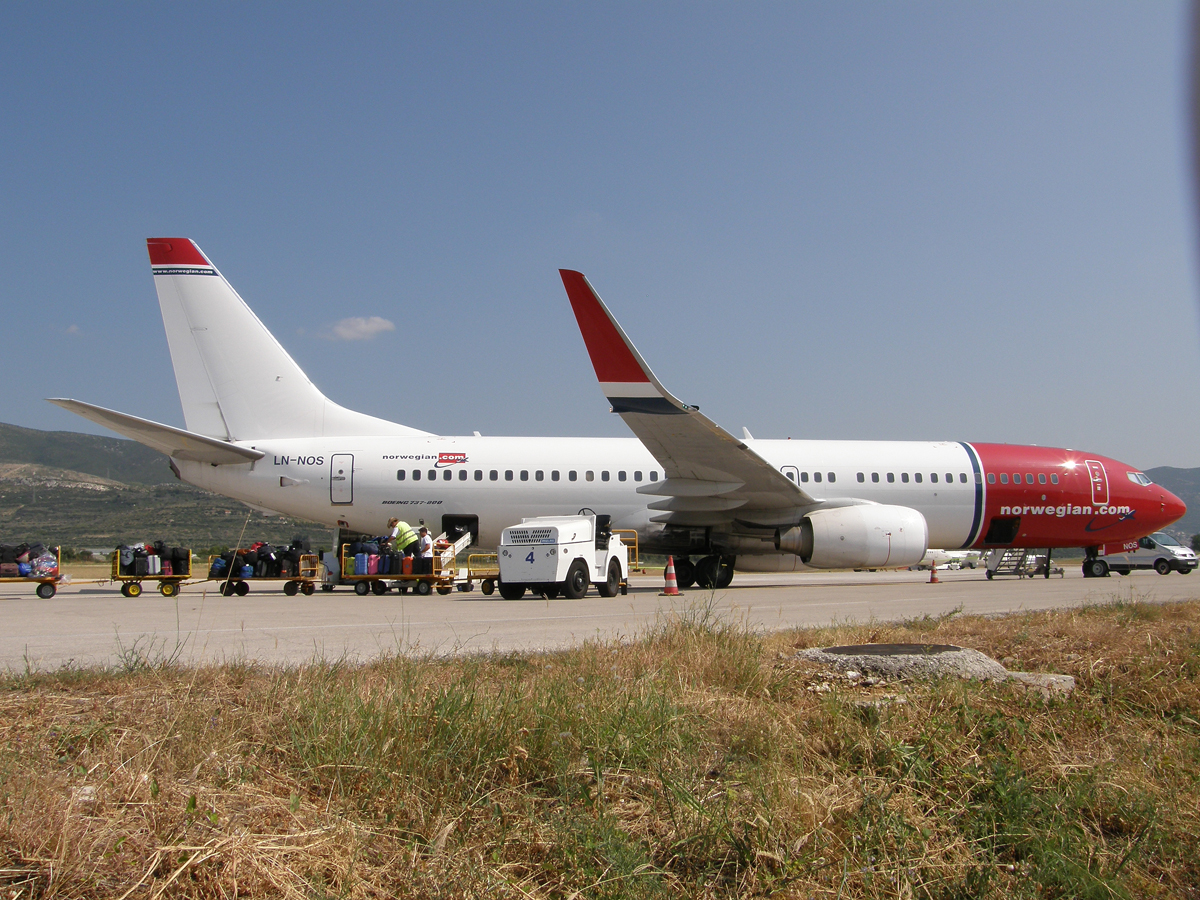 B737-8BK Norwegian Air Shuttle LN-NOS Split_Resnik August_08_2009