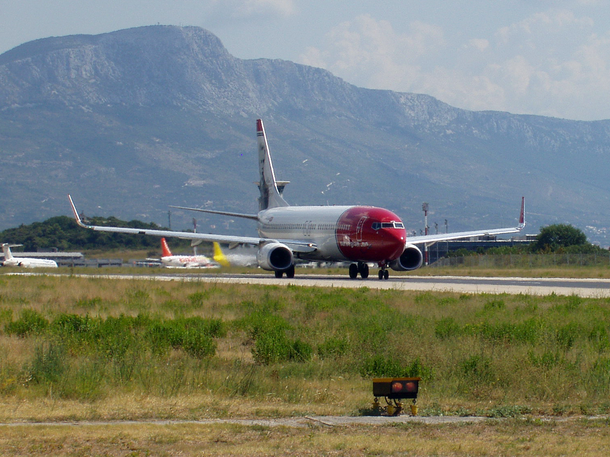 B737-8DY Norwegian Air Shuttle LN-NOB Split_Resnik August_9_2008