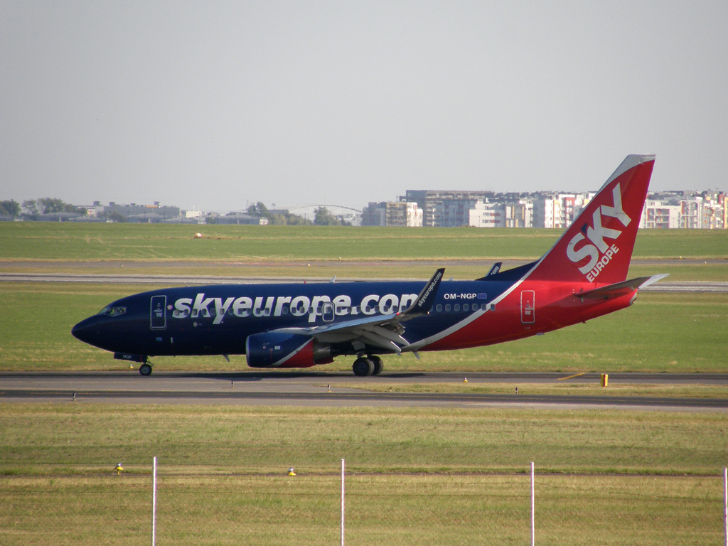 B737-7GL SkyEurope Airlines OM-NGP Prague_Ruzyne August_20_2009