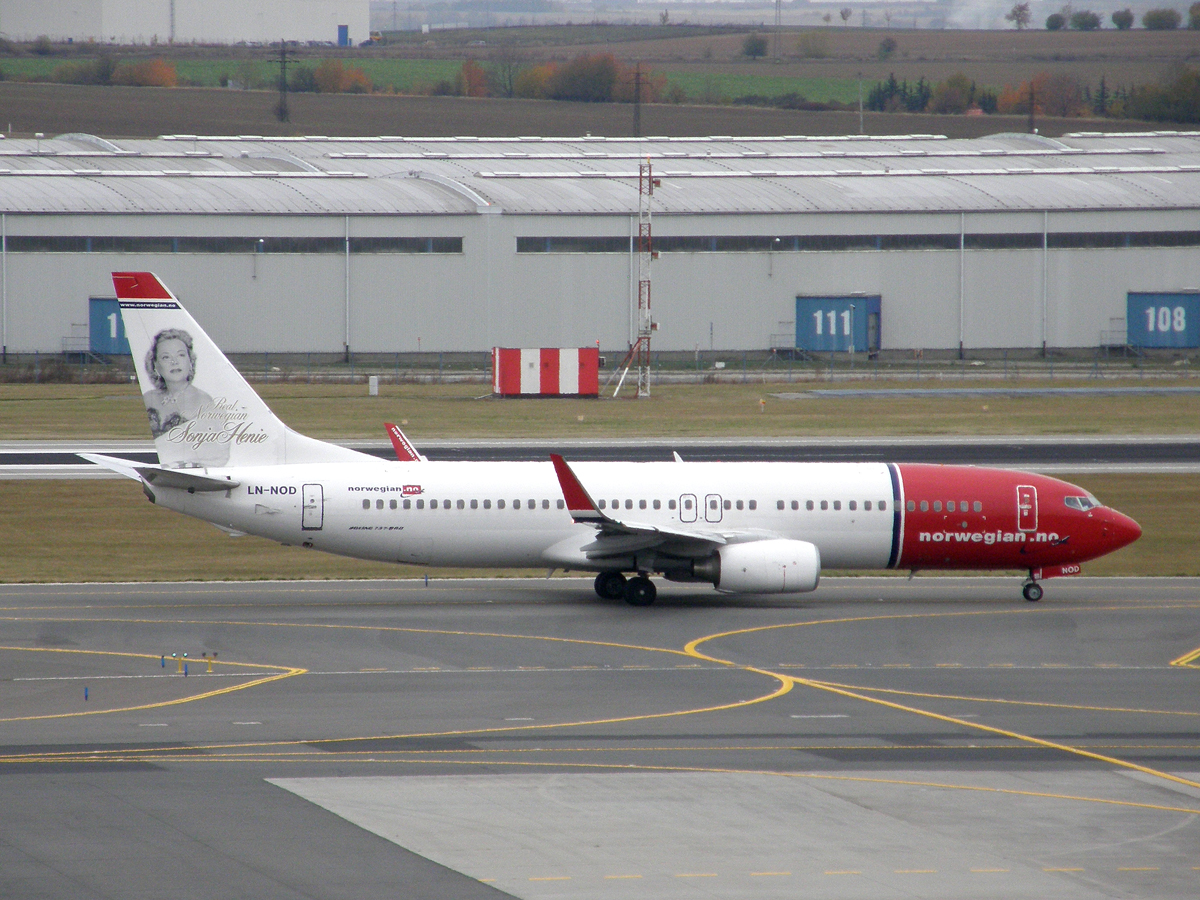 B737-8Q8 Norwegian Air Shuttle LN-NOD Prague_Ruzyne October_28_2009