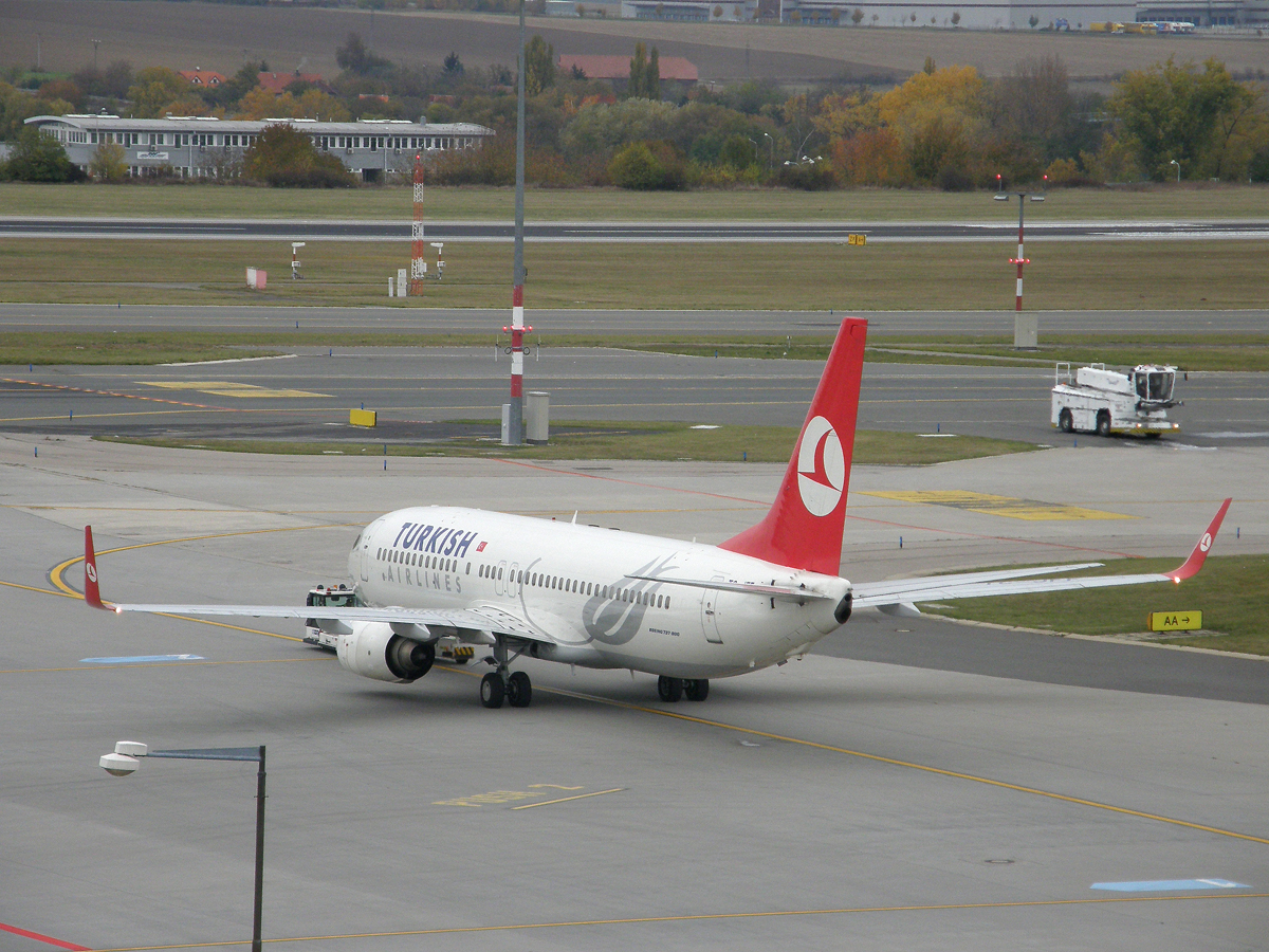 B737-8F2 Turkish Airlines TC-JFF Prague_Ruzyne October_28_2009