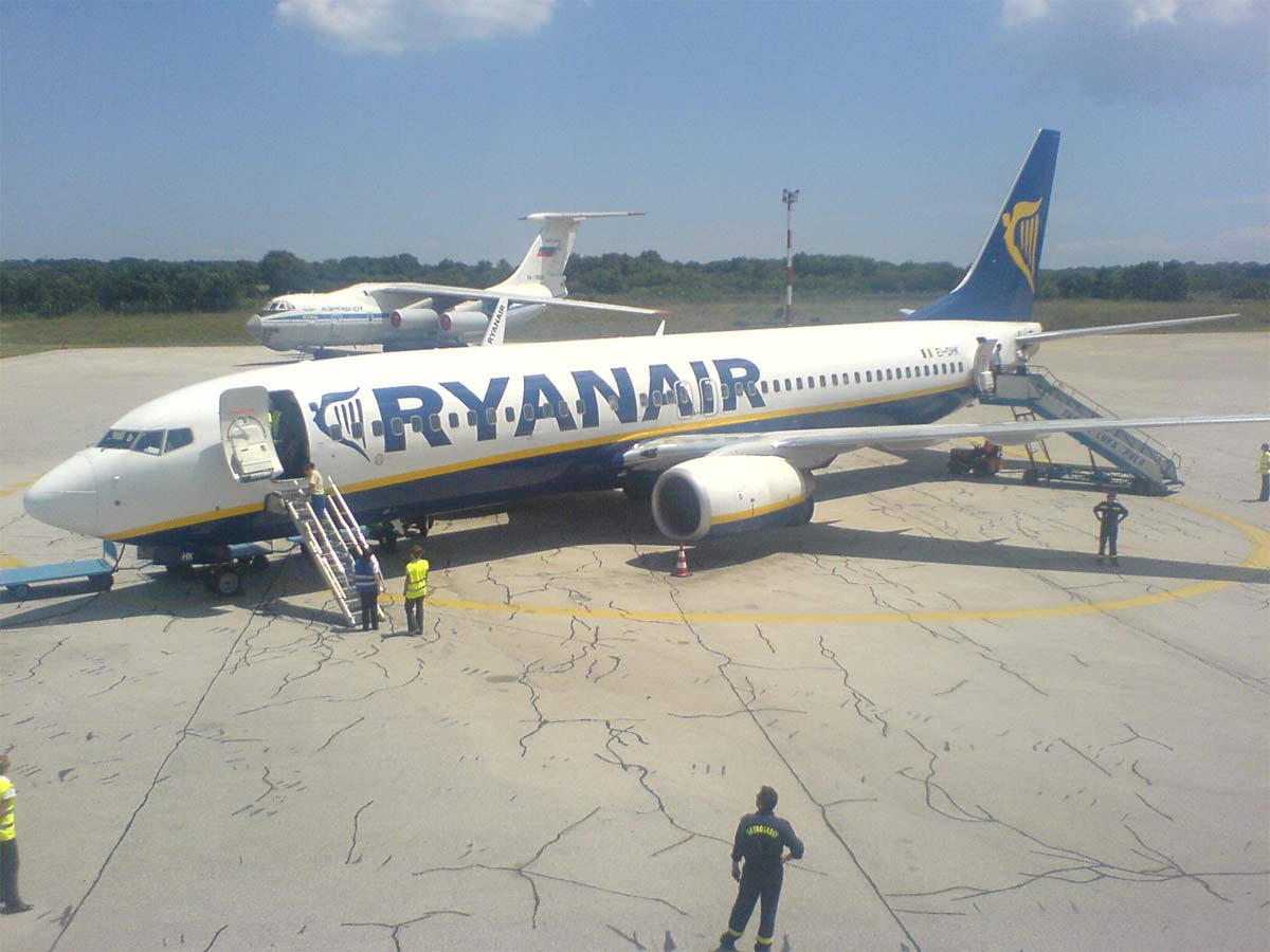 B737-8AS Ryanair EI-DHK Pula June_25_2007